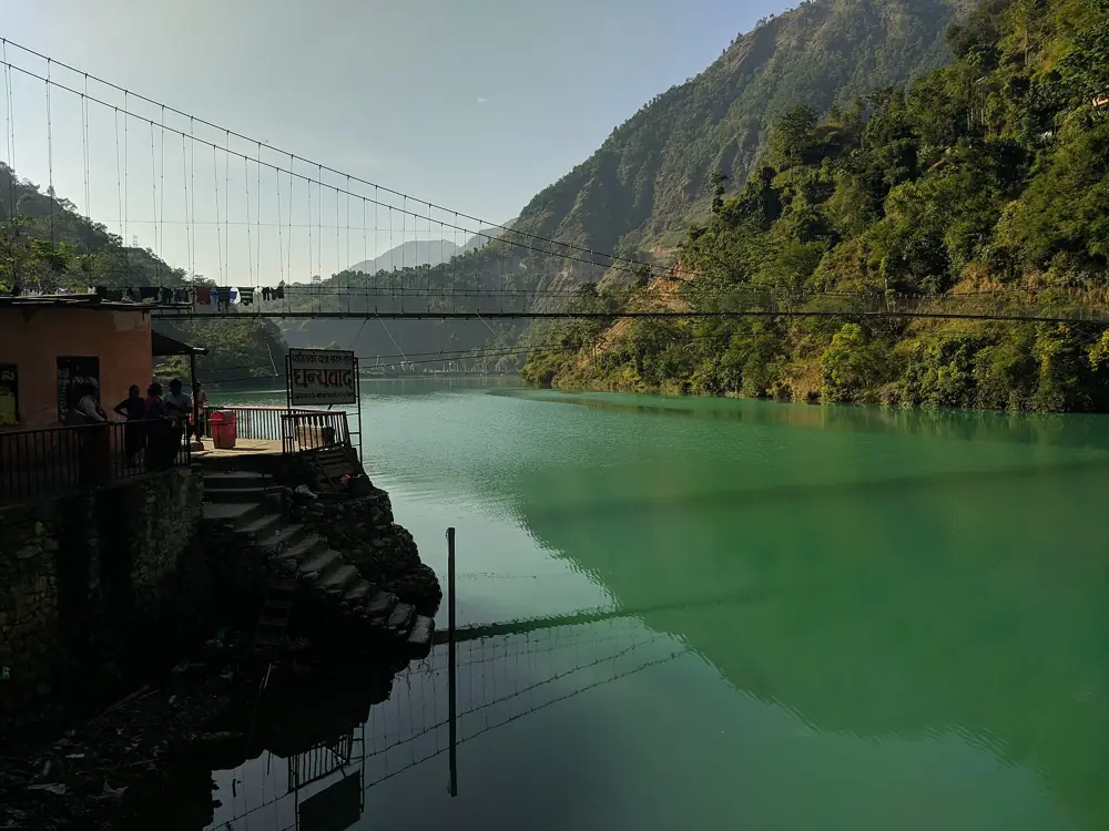 Hydropower headworks reservoir in a narrow valley
